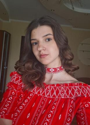Червона блуза з відкритими плечима