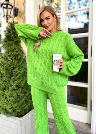 Салатовое настроение: теплый женский костюм оверсайз для уюта и стиля