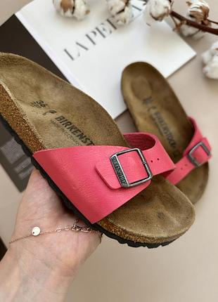 Кожаные малиновые шлепанцы биркеншток