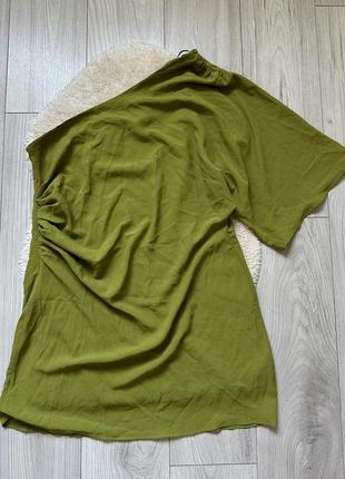 Сукня на одне плече з драпіруванням оливкове плаття вільне