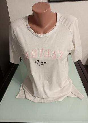 Біла подовжена футболка