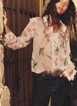 Блуза с цветочным принтом и воланом