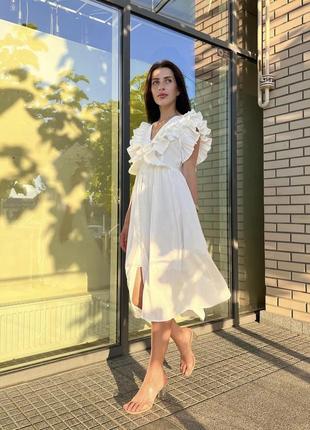 Сукня біла з рюшами