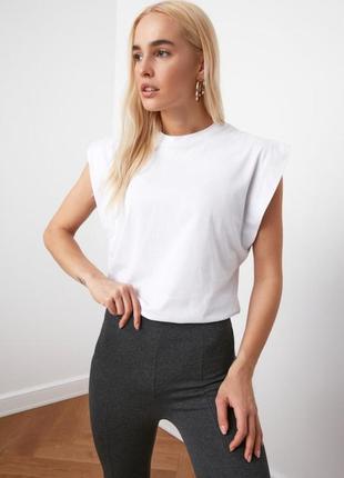 Стильна футболка з плечиками