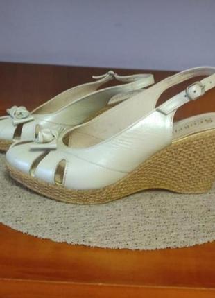 Босоніжки шкіряні на танкетці scorpion  роз. 39