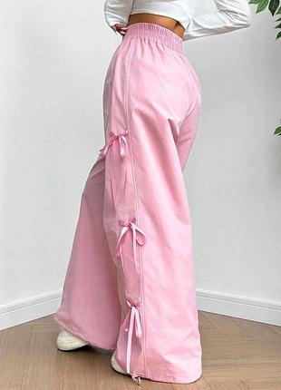 Спортивные штаны с бантиками и затяжками снизу