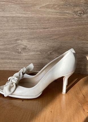 Туфлі молочного кольору