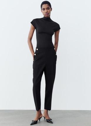 Стильные черные брючные брюки zara с декоративными пуговицами.