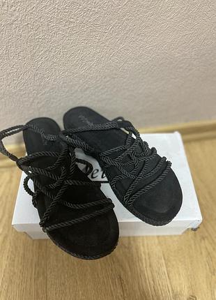 Женские босоножки