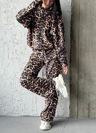 Прогулочный костюм oversize с леопардовым принтом