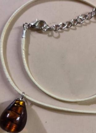 Подвеска на шнурке (имитация янтаря)