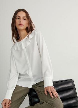 Біла блуза сорочка з оборками