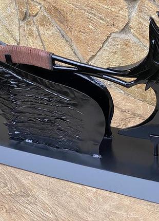 Набір із 2 предметів власноруч кована сокира з деталями ворона з apex legends та підставка для демонстрації з крилами ворона