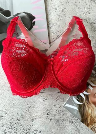 Червоний бюстгальтер на чашку g на м'якому напівпоролоні