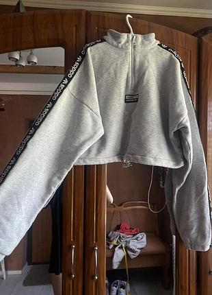 Укороченное худи от бренда adidas