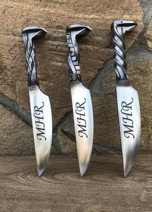 Набір із 3 ручних кованих залізничних ножів із шипами кожен з різною структурою поверхні рукоятки