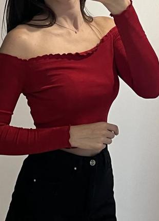 Топ з відкритими плечима