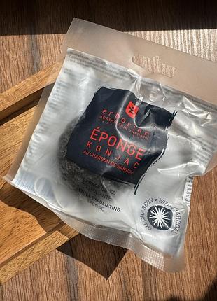 Спонж конняка с бамбуковым углем erborian accessories konjac sponge