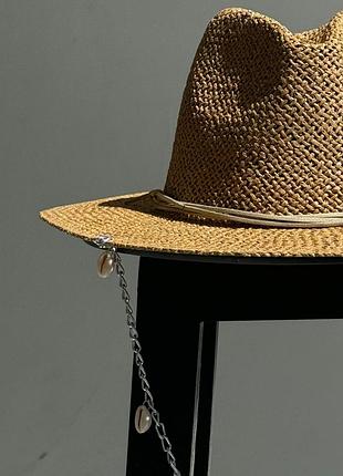 Капелюх федора жіночий d.hats з рафія з ланцюгом серебро з мушлями коричневий2 фото