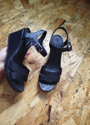 Частково шкіряні босоніжки на танкетці crocs w8 strap ankle