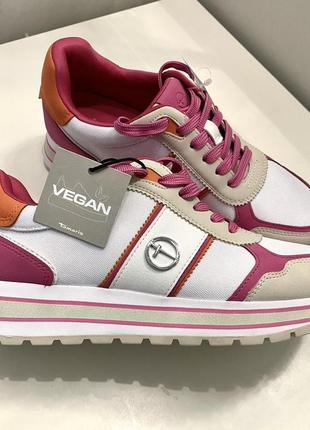 Новенькі, яскраві кросівки tamaris