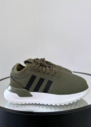 Свіжі дихаючі кросівки adidas