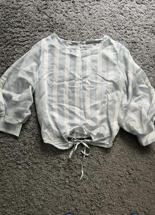 Блуза з обʼємними красивими рукавами, дуже легка.