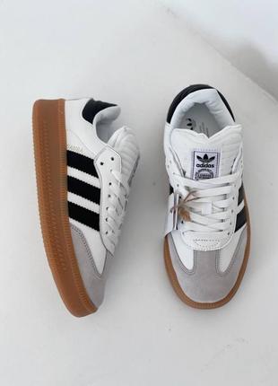 Бело-серые базовые кроссовки adidas