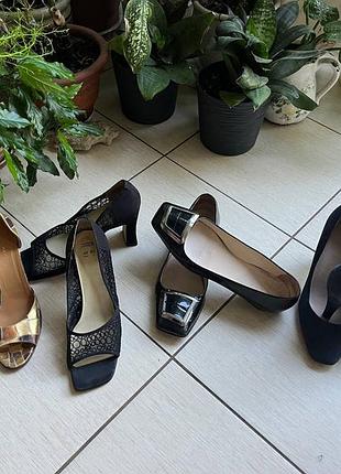 Туфлі золоті. італія. 39р.
туфлі прозорі з малюнком. marks& spencer. 40р.
туфлі чорні лакові. prada. 39р.
туфлі сині замшеві. 5thavenue. 40p.