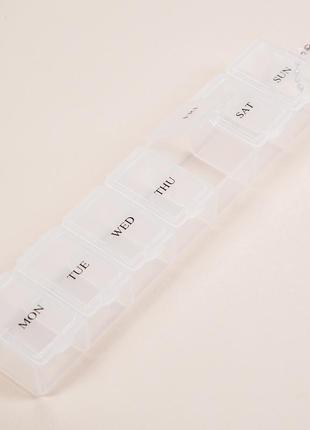 Таблетница органайзер для таблеток 7 ячеек 1 неделя с цепочкой белая (прозрачная)