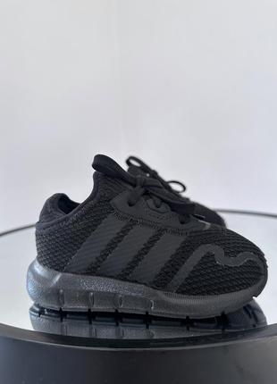 Чудові дихаючі кросівки adidas