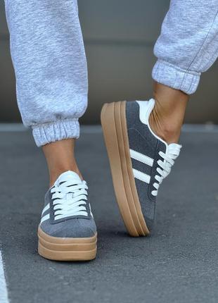 Кросівки в наявності