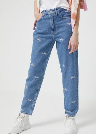 Джинсы мом tommy jeans mom jean ultra high rise tapered свежие коллекции