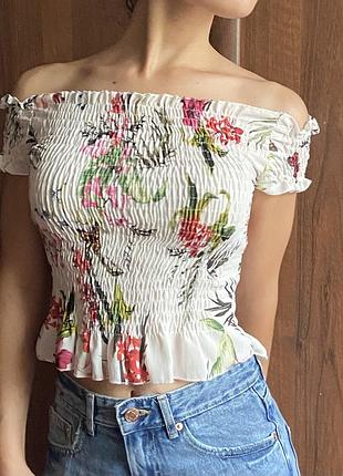 Жіночий топ без плечей