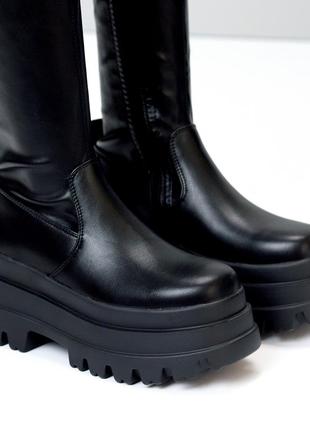 Розпродаж чорні демісезонні трендові ботфорти на високій підошві 40р.