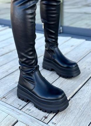 Розпродаж чорні демісезонні трендові ботфорти на високій підошві 40р.