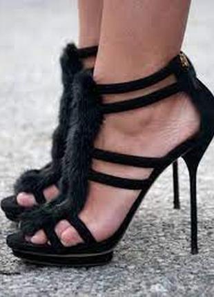 Schutz босоніжки чорні на шпильках з хутром кролика 37