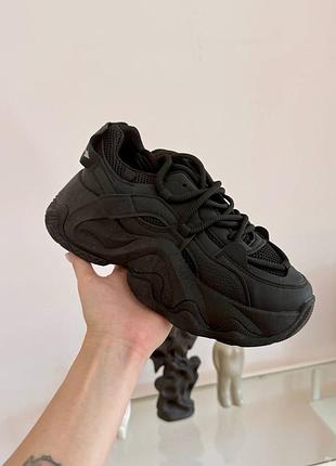 Женские черные кроссовки