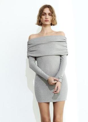 Металлизированное платье с открытыми плечами