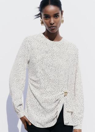 Блуза zara в голошек с золотым украшением