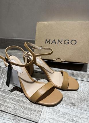 Базові бежеві шкіряні босоніжки mango 38р