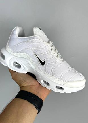 Женские кроссовки белые nike air max plus tn