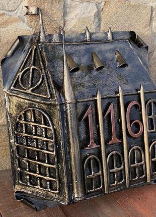 Власноруч кована поштова скринька у вигляді відомого замку