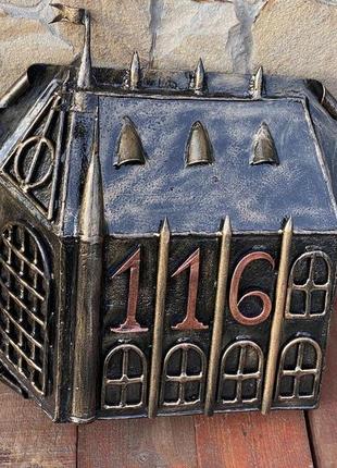 Власноруч кована поштова скринька у вигляді відомого замку