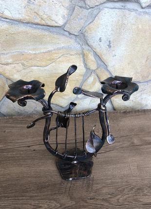 Кованый подсвечник ручной работы в виде музыкального инструмента «лира»