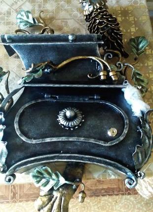 Собственноручно кованый почтовый ящик украшенный совой желудями и дубом выполнен в...