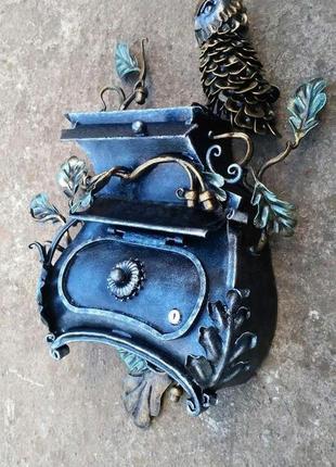 Собственноручно кованый почтовый ящик украшенный совой желудями и дубом выполнен в...