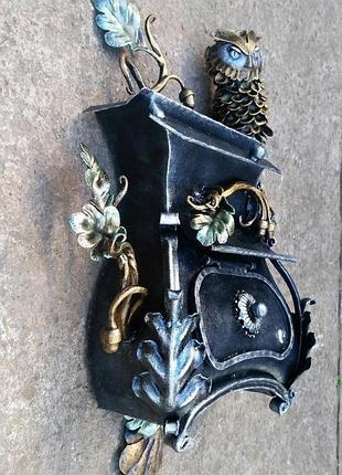 Собственноручно кованый почтовый ящик украшенный совой желудями и дубом выполнен в...