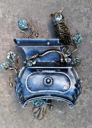 Собственноручно кованый почтовый ящик украшенный совой желудями и дубом выполнен в...