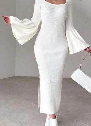 Белое платье с широкими рукавами в рубчик